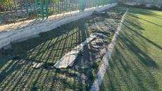 تدهور ملاعب القرب بأزغنغان يثير قلق الساكنة والجمعيات أزغنغان – مراسلة تعيش ملاعب القرب بمدينة أزغنغان وضعاً مقلقاً، بعدما ظهرت عليها علامات التدهور السريع رغم حداثة إنشائها، الأمر الذي أثار استياء الساكنة المحلية والفعاليات الجمعوية، خاصة وأن هذه الفضاءات كان يُفترض أن تشكل متنفساً آمناً للشباب والأطفال لممارسة الرياضة. الصور المتداولة على مواقع التواصل الاجتماعي أظهرت حالة متردية لهذه الملاعب، حيث بدا العشب الاصطناعي متقشراً وممزقاً، فيما تشكلت حفر خطيرة على أرضيتها، ما يشكل تهديداً مباشراً لسلامة مستعمليها. هذا الوضع فتح الباب أمام تساؤلات عريضة حول جودة الأشغال التي أنجزت، ومدى احترام معايير السلامة والجودة في عملية التهيئة. وفي هذا السياق، وجهت فعاليات جمعوية بتاريخ 11 غشت 2025 شكاية جماعية إلى عامل إقليم الناظور ورئيس المجلس الجماعي، لفتت فيها الانتباه إلى “رداءة المواد المستعملة، خاصة في الطبقة التحتية للعشب”، وغياب الصيانة الوقائية رغم المداخيل اليومية التي تحققها الشركة المفوض لها تدبير هذه الملاعب. الجمعيات طالبت بفتح تحقيق شفاف في الموضوع، وترتيب المسؤوليات، مع إلزام الجهة المفوضة بواجباتها في الصيانة والإصلاح، حمايةً لسلامة الأطفال والشباب الذين يرتادون هذه الملاعب بشكل يومي. ويطرح هذا الوضع إشكالية تدبير المرافق العمومية بمدينة أزغنغان، حيث يرى متتبعون أن غياب المراقبة والمحاسبة يفتح الباب أمام تكرار مثل هذه الاختلالات، في وقت يتطلع فيه السكان إلى بنية تحتية رياضية ذات جودة، تليق بانتظاراتهم وتلبي حاجيات فئة واسعة من الطفولة والشباب.